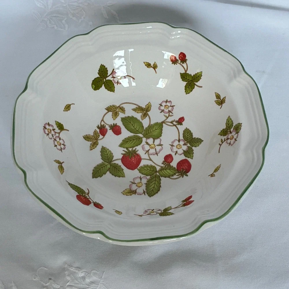 Strawberry Scalloped Vtg Ceramic Bowl Cottagecore Farmhouse Summer Retro Garden